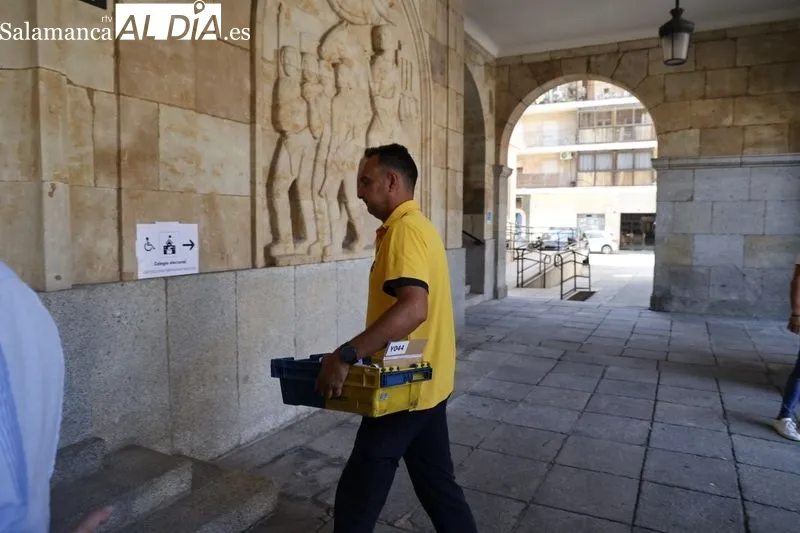 Votaciones durante esta mañana en los colegios de Salamanca. Fotos: David Sañudo