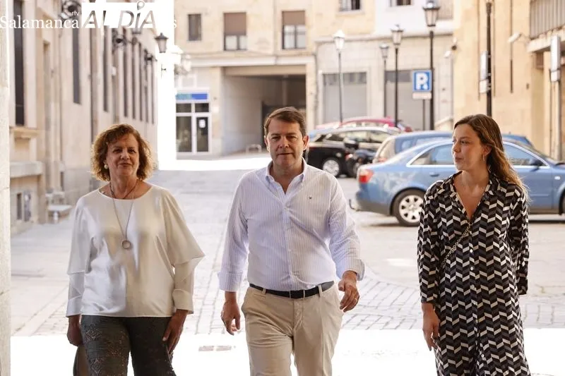 Alfonso Fernández Mañueco vota en familia en Salamanca. Fotos: David Sañudo