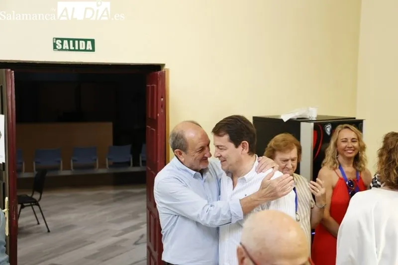 Alfonso Fernández Mañueco vota en familia en Salamanca. Fotos: David Sañudo