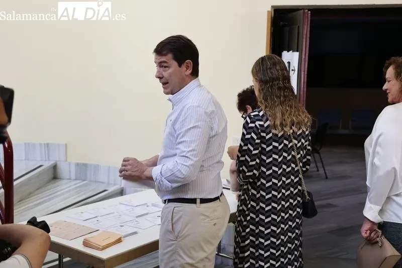 Alfonso Fernández Mañueco vota en familia en Salamanca. Fotos: David Sañudo