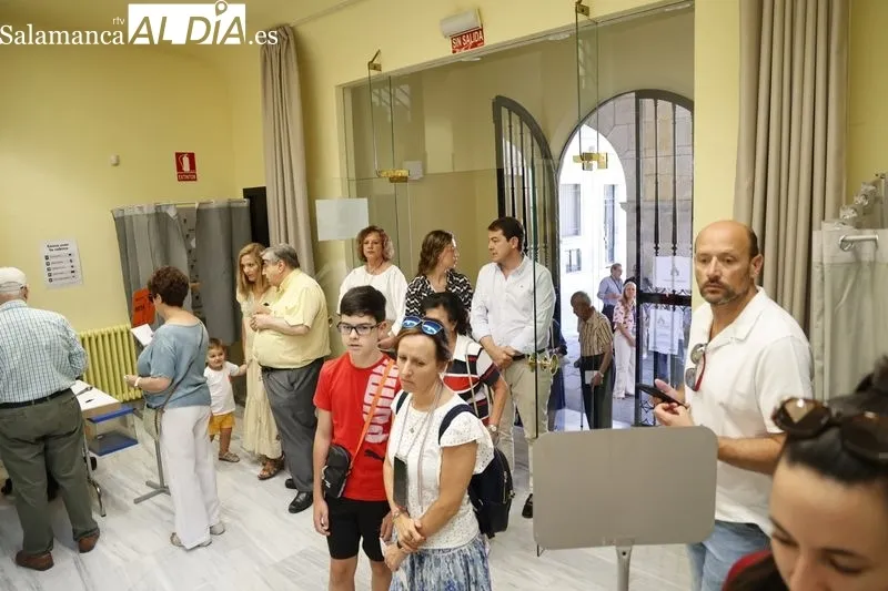 Alfonso Fernández Mañueco vota en familia en Salamanca. Fotos: David Sañudo