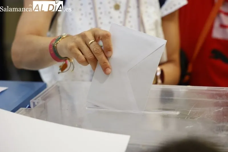 Votaciones durante esta mañana en los colegios de Salamanca. Fotos: David Sañudo