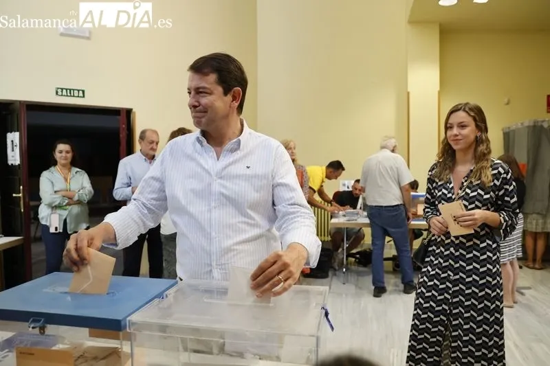 Alfonso Fernández Mañueco vota en familia en Salamanca. Fotos: David Sañudo
