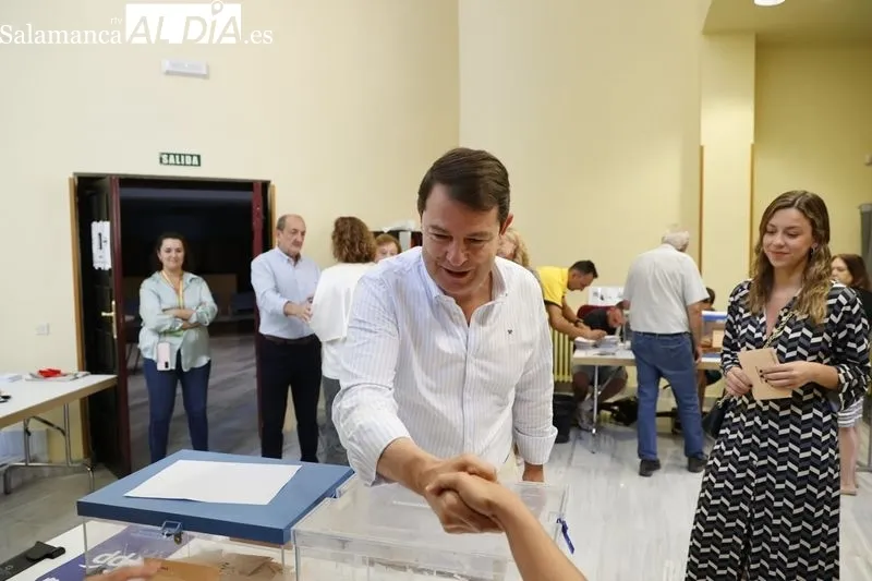 Alfonso Fernández Mañueco vota en familia en Salamanca. Fotos: David Sañudo