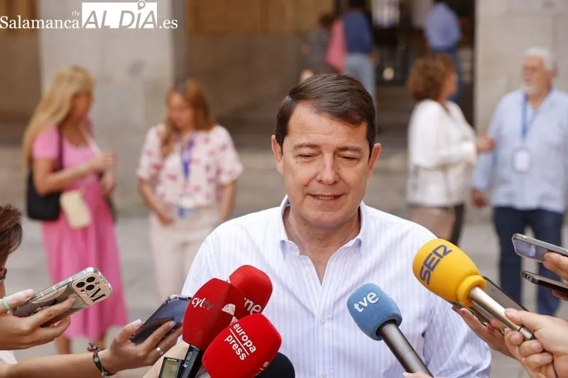 Alfonso Fernández Mañueco vota en familia en Salamanca. Fotos: David Sañudo