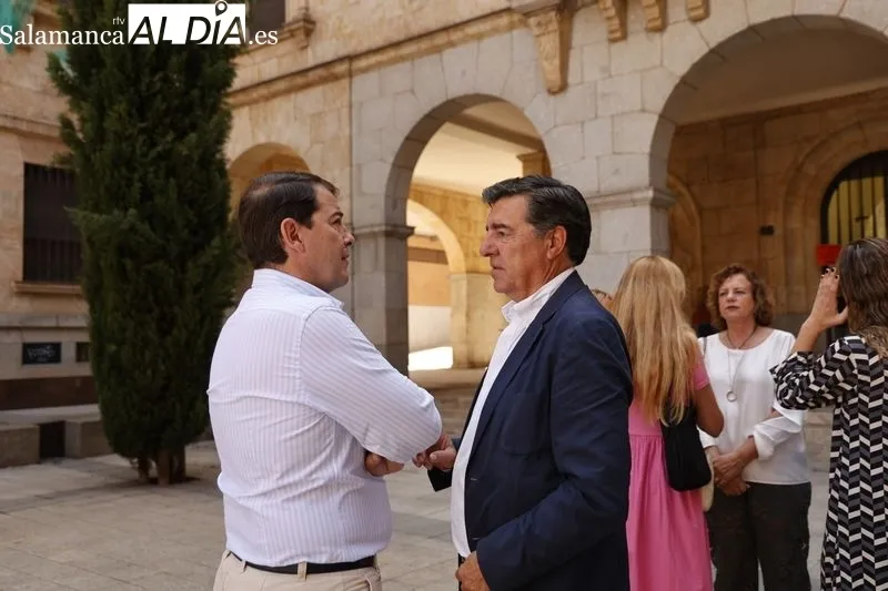 Alfonso Fernández Mañueco vota en familia en Salamanca. Fotos: David Sañudo