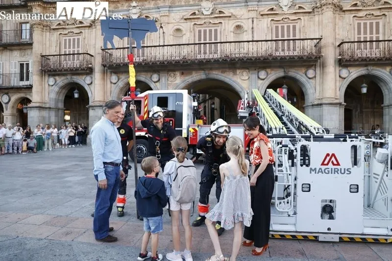 Colocación de 'La Mariseca' en la espadaña de la Plaza Mayor de Salamanca. Fotos: David Sañudo