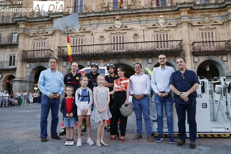 Colocación de 'La Mariseca' en la espadaña de la Plaza Mayor de Salamanca. Fotos: David Sañudo