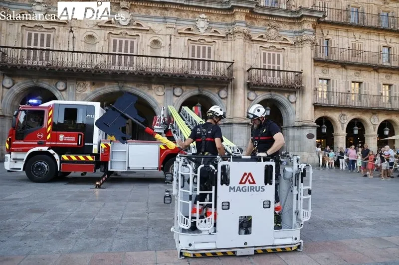 Colocación de 'La Mariseca' en la espadaña de la Plaza Mayor de Salamanca. Fotos: David Sañudo