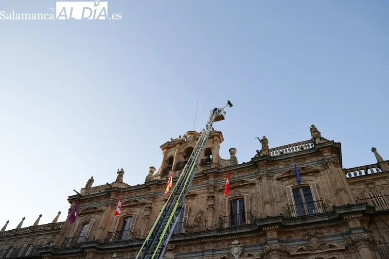 Colocación de 'La Mariseca' en la espadaña de la Plaza Mayor de Salamanca. Fotos: David Sañudo