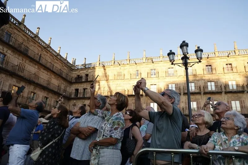 Colocación de 'La Mariseca' en la espadaña de la Plaza Mayor de Salamanca. Fotos: David Sañudo