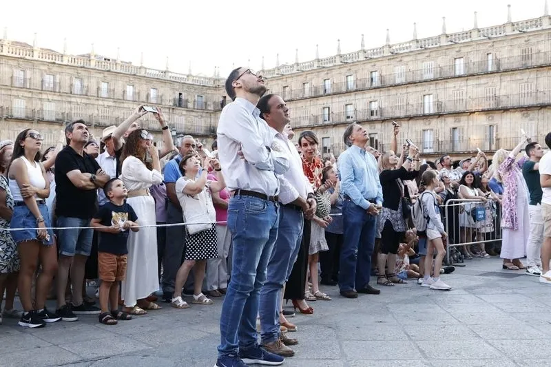 Colocación de 'La Mariseca' en la espadaña de la Plaza Mayor de Salamanca. Fotos: David Sañudo