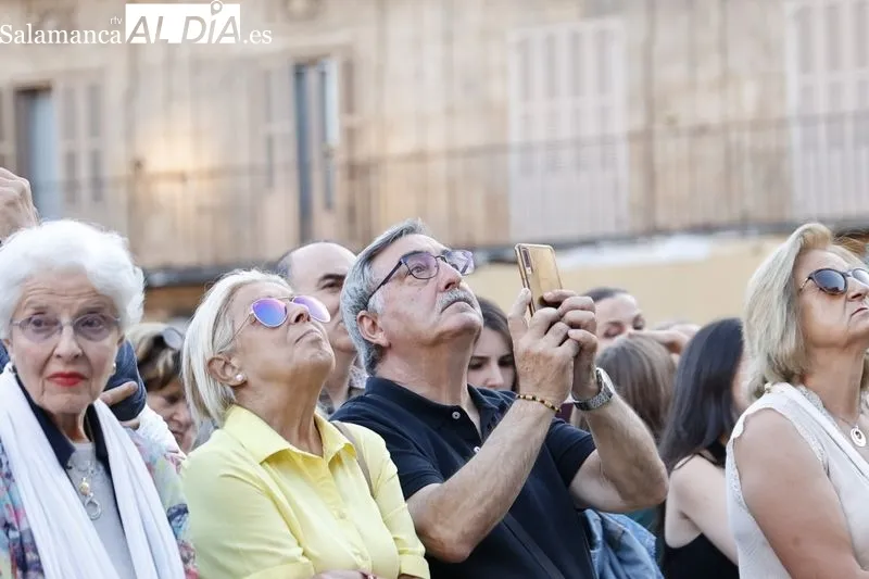 Colocación de 'La Mariseca' en la espadaña de la Plaza Mayor de Salamanca. Fotos: David Sañudo
