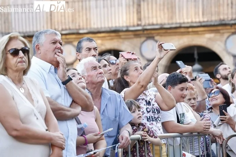 Colocación de 'La Mariseca' en la espadaña de la Plaza Mayor de Salamanca. Fotos: David Sañudo