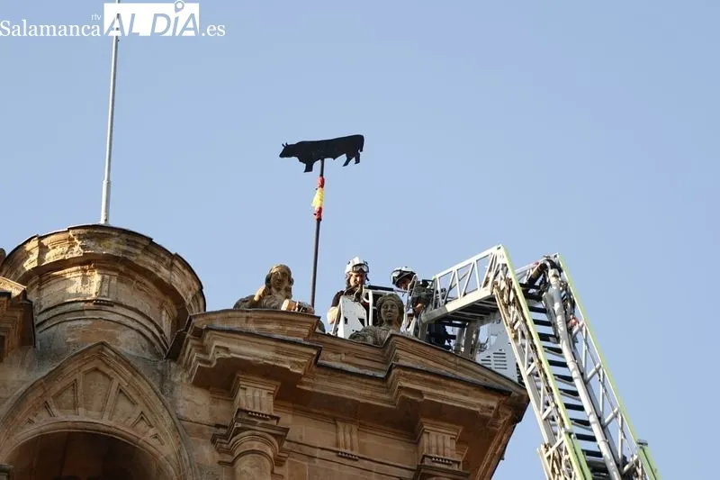 Colocación de 'La Mariseca' en la espadaña de la Plaza Mayor de Salamanca. Fotos: David Sañudo