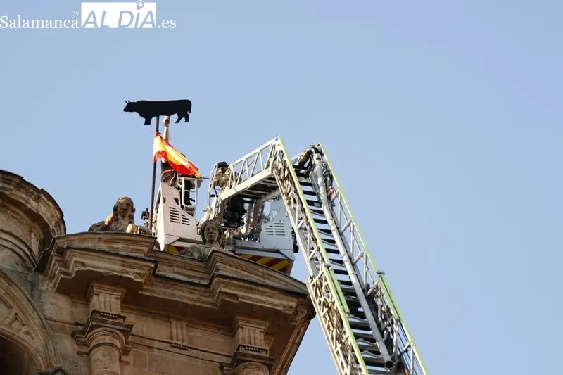 Colocación de 'La Mariseca' en la espadaña de la Plaza Mayor de Salamanca. Fotos: David Sañudo
