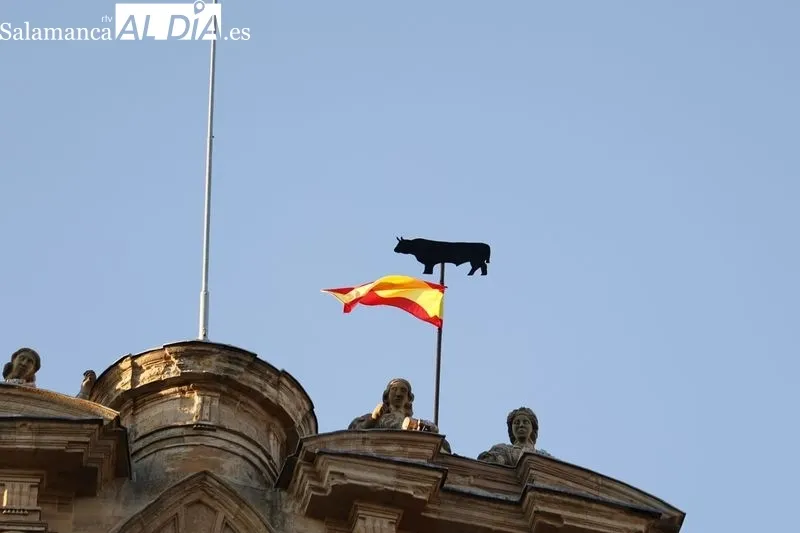 Colocación de 'La Mariseca' en la espadaña de la Plaza Mayor de Salamanca. Fotos: David Sañudo