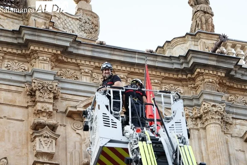 Colocación de 'La Mariseca' en la espadaña de la Plaza Mayor de Salamanca. Fotos: David Sañudo