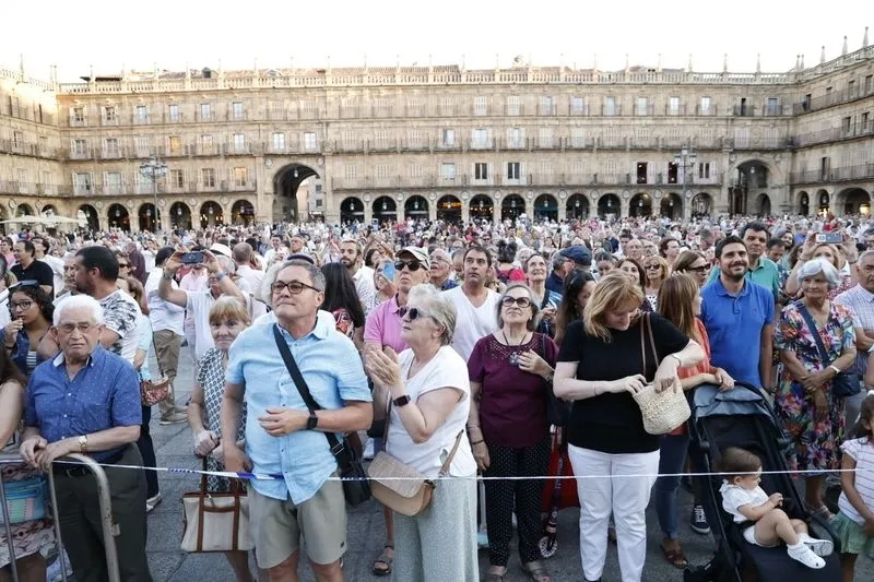 Colocación de 'La Mariseca' en la espadaña de la Plaza Mayor de Salamanca. Fotos: David Sañudo