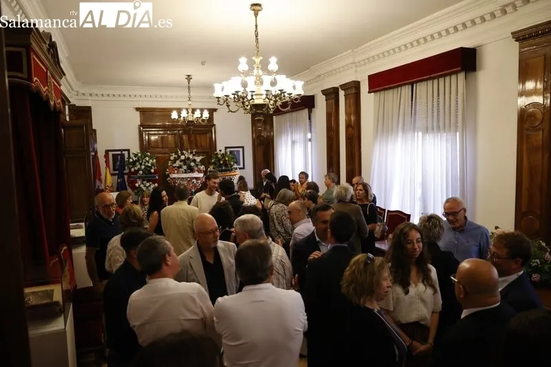 Foto 17 - C&aacute;lida despedida a Encarnaci&oacute;n P&eacute;rez en su capilla ardiente con numerosos rostros conocidos
