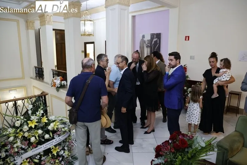Foto 16 - C&aacute;lida despedida a Encarnaci&oacute;n P&eacute;rez en su capilla ardiente con numerosos rostros conocidos