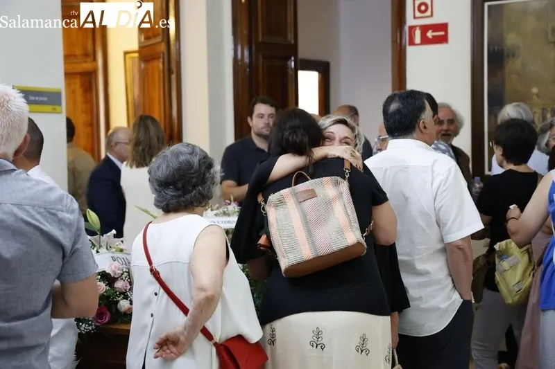 Foto 13 - C&aacute;lida despedida a Encarnaci&oacute;n P&eacute;rez en su capilla ardiente con numerosos rostros conocidos