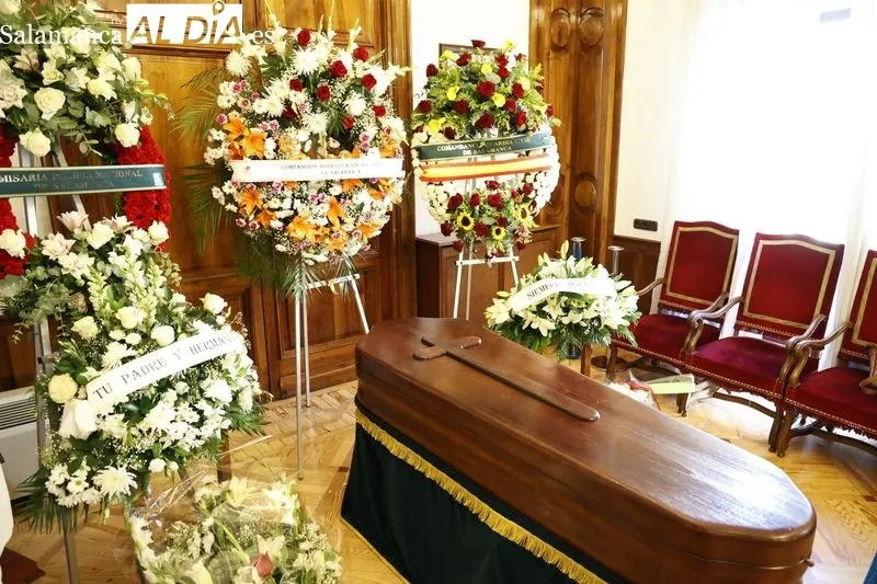 Foto 10 - C&aacute;lida despedida a Encarnaci&oacute;n P&eacute;rez en su capilla ardiente con numerosos rostros conocidos