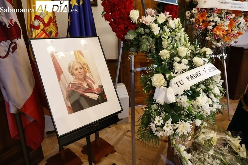 Foto 4 - C&aacute;lida despedida a Encarnaci&oacute;n P&eacute;rez en su capilla ardiente con numerosos rostros conocidos