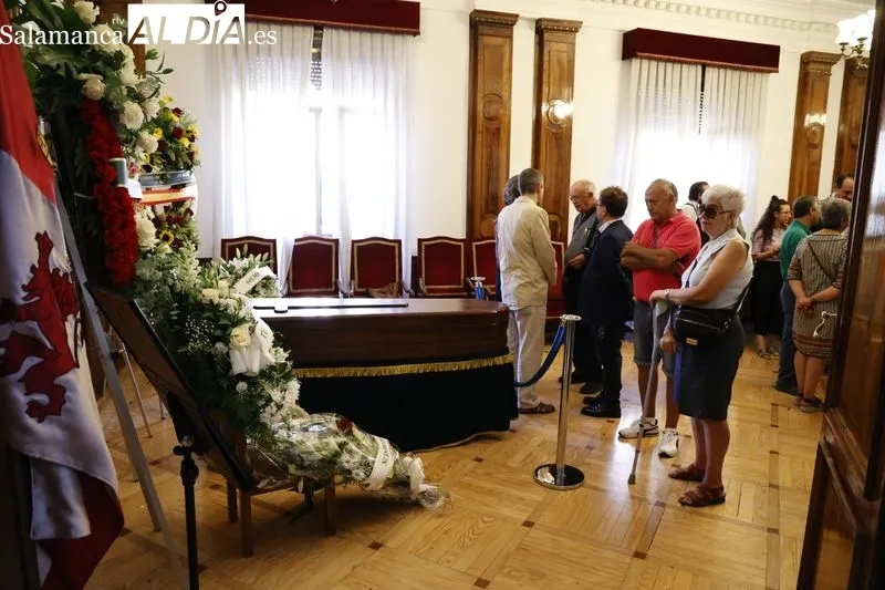 Foto 3 - C&aacute;lida despedida a Encarnaci&oacute;n P&eacute;rez en su capilla ardiente con numerosos rostros conocidos