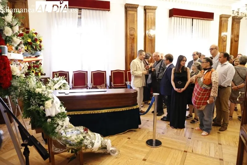 Foto 2 - C&aacute;lida despedida a Encarnaci&oacute;n P&eacute;rez en su capilla ardiente con numerosos rostros conocidos