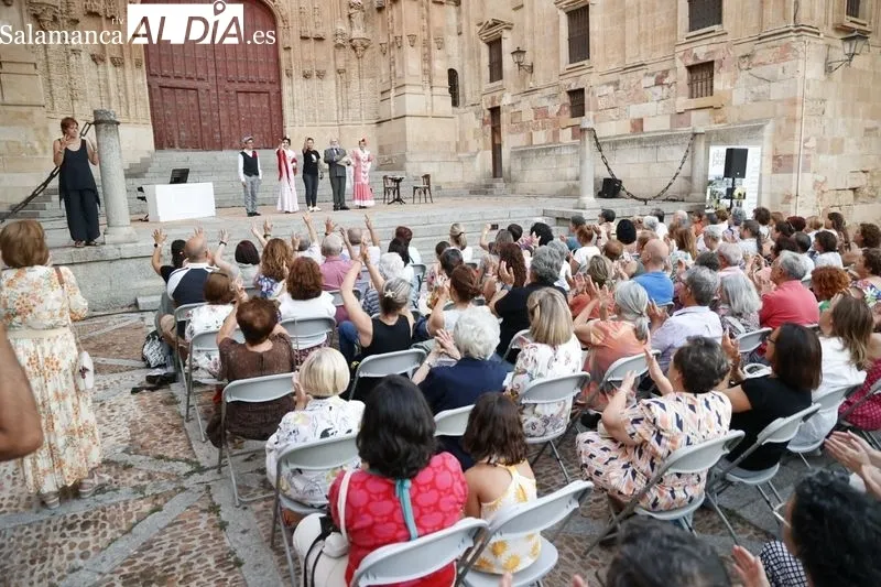 Foto 11 - La Befana representa la obra de teatro &lsquo;No niegues la paloma&rsquo; en el Patio Chico