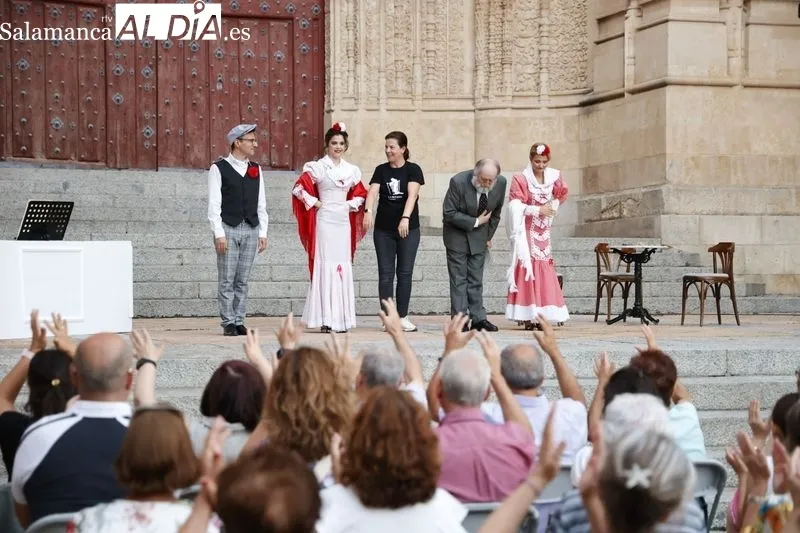 Foto 12 - La Befana representa la obra de teatro &lsquo;No niegues la paloma&rsquo; en el Patio Chico