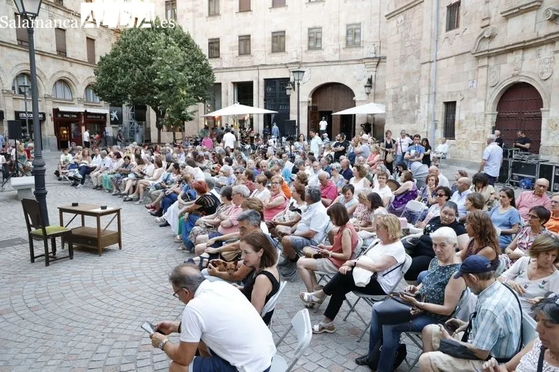 Foto 2 - Intrussi&oacute;n Teatro vuelve a llenar la plaza de San Boal con la representaci&oacute;n de &lsquo;Maestro Bret&oacute;n&rsquo;