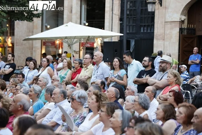 Foto 3 - Intrussi&oacute;n Teatro vuelve a llenar la plaza de San Boal con la representaci&oacute;n de &lsquo;Maestro Bret&oacute;n&rsquo;
