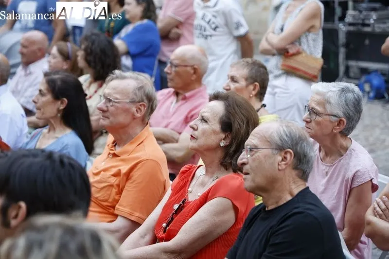 Foto 4 - Intrussi&oacute;n Teatro vuelve a llenar la plaza de San Boal con la representaci&oacute;n de &lsquo;Maestro Bret&oacute;n&rsquo;