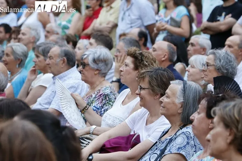 Foto 5 - Intrussi&oacute;n Teatro vuelve a llenar la plaza de San Boal con la representaci&oacute;n de &lsquo;Maestro Bret&oacute;n&rsquo;