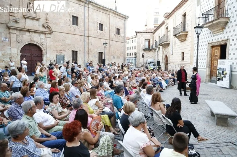 Foto 12 - Intrussi&oacute;n Teatro vuelve a llenar la plaza de San Boal con la representaci&oacute;n de &lsquo;Maestro Bret&oacute;n&rsquo;