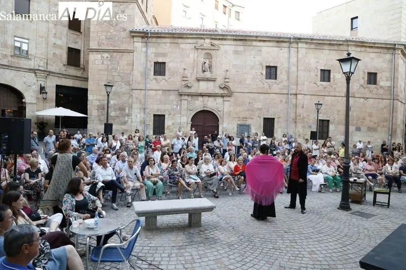 Foto 15 - Intrussi&oacute;n Teatro vuelve a llenar la plaza de San Boal con la representaci&oacute;n de &lsquo;Maestro Bret&oacute;n&rsquo;