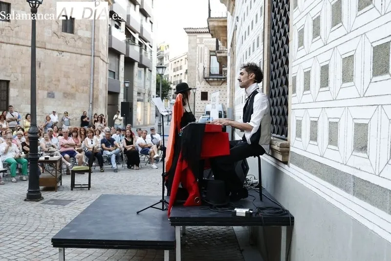 Foto 17 - Intrussi&oacute;n Teatro vuelve a llenar la plaza de San Boal con la representaci&oacute;n de &lsquo;Maestro Bret&oacute;n&rsquo;