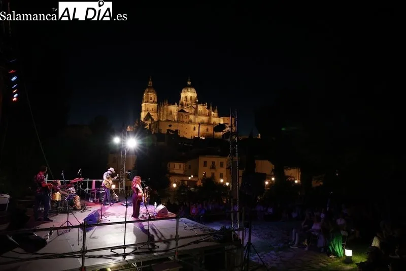 Foto 7 - La banda salmantina Bye Bye Lullaby llena de magia los jardines de Santo Domingo