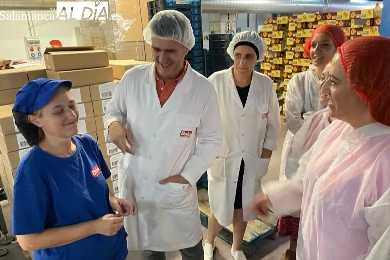 Virginia Barcones visitaba este jueves la empresa peñarandina Dulca