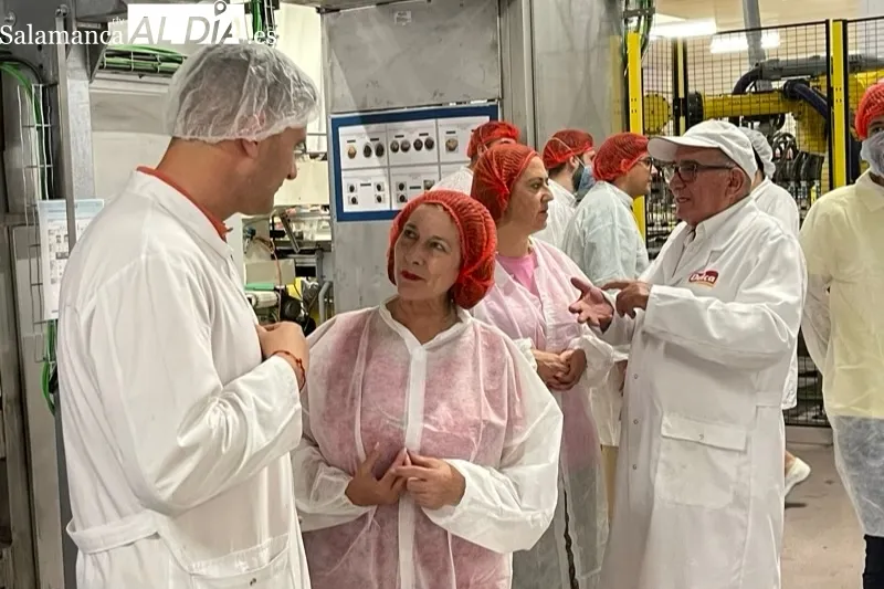 Virginia Barcones visitaba este jueves la empresa peñarandina Dulca