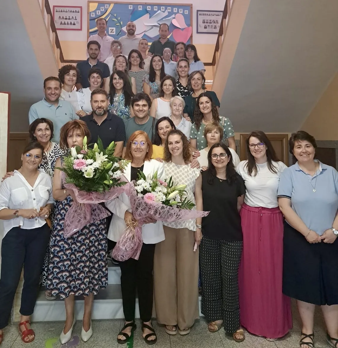 Foto 2 - Las hist&oacute;ricas profesoras Mari Carmen N&uacute;&ntilde;ez y Mari Carmen Dosuna reciben una emotiva despedida por jubilaci&oacute;n en el colegio La Encarnaci&oacute;n 