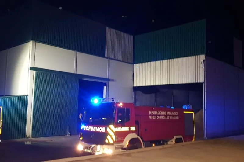Bomberos de Peñaranda y Villares sofocaban un incendio en una industria de Aldeaseca