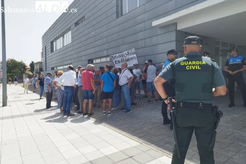 Vecinos de Aldeaseca se manifestaban hoy a las puertas del Juzgado de Peñaranda