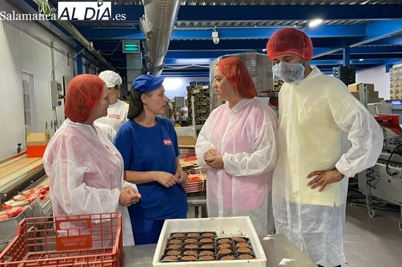 Virginia Barcones visitaba este jueves la empresa peñarandina Dulca
