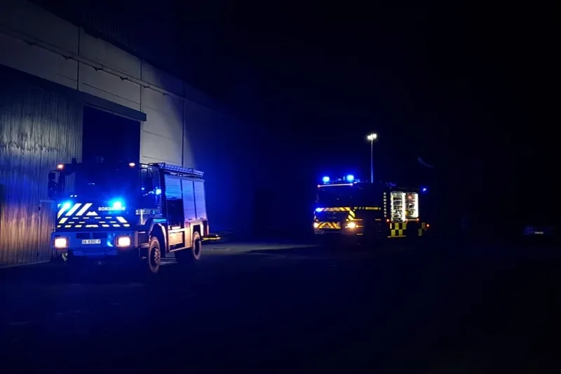Bomberos de Peñaranda y Villares sofocaban un incendio en una industria de Aldeaseca