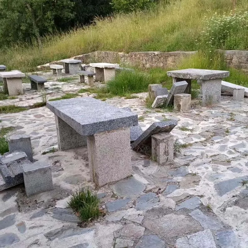 Foto 2 - El Ayuntamiento de B&eacute;jar repara los bancos del Regajo y se prepara para limpiar la V&iacute;a Verde