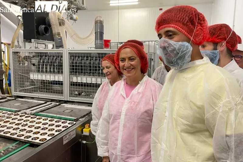 Virginia Barcones visitaba este jueves la empresa peñarandina Dulca