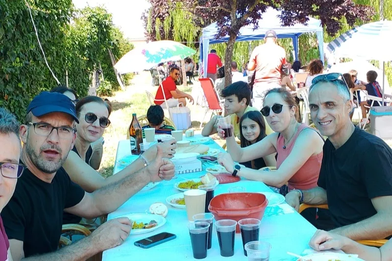 Foto 8 - Villoruela 'abarrotada' de vecinos y visitantes para vivir su gran paellada de fiestas
